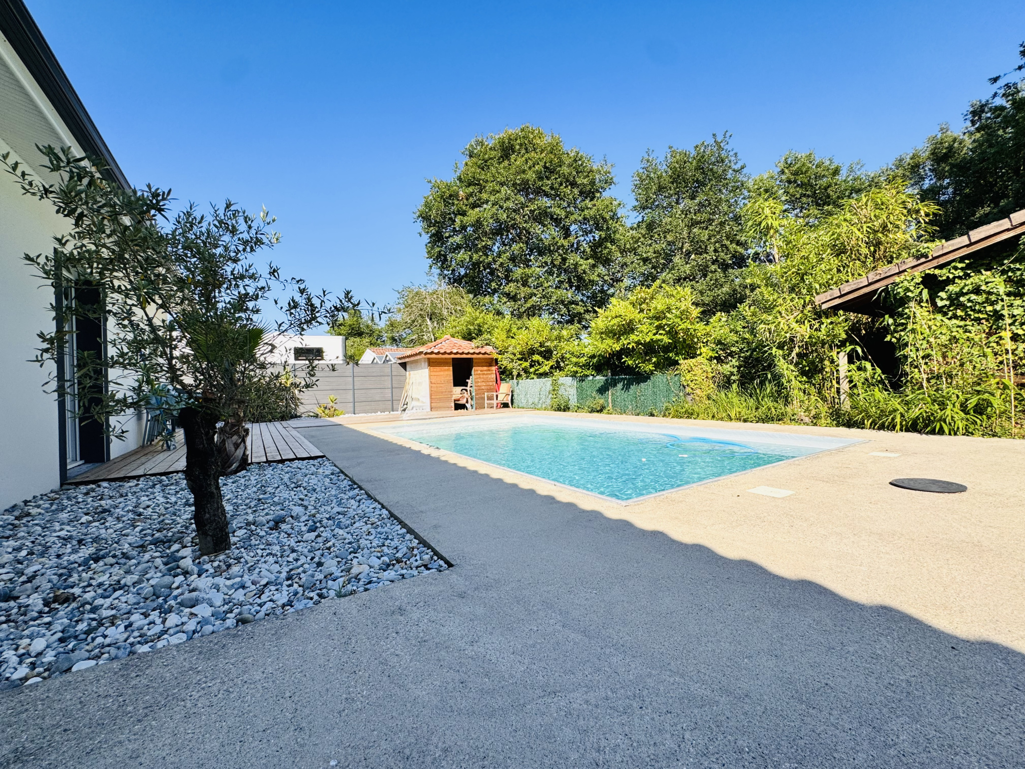 Maison de plain-pied avec piscine   Proche du Lac de Souston